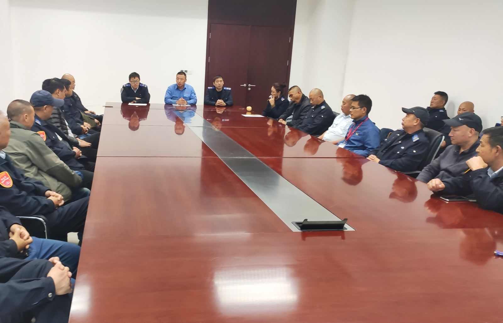 公交集團經(jīng)營(yíng)發(fā)展事業(yè)部召開(kāi)盛虹石化通勤線(xiàn)專(zhuān)題運營(yíng)會(huì )