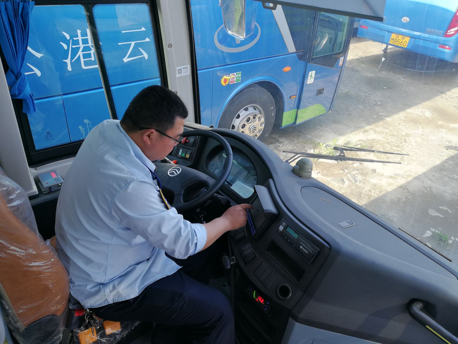 公交集團佳連公司開(kāi)展安裝調試金旅車(chē)輛報站器工作