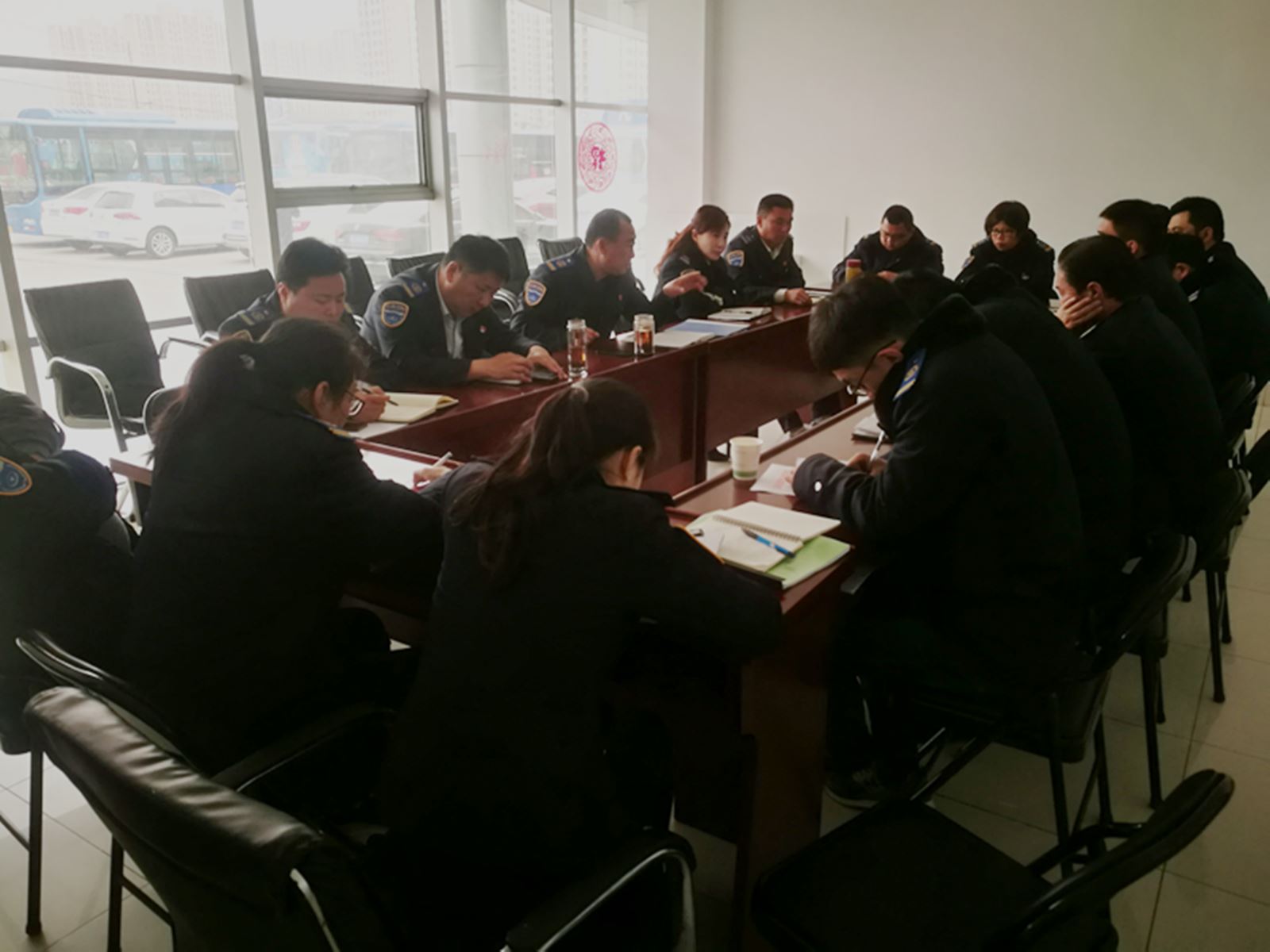 公交集團經(jīng)營(yíng)發(fā)展事業(yè)部召開(kāi)“安全生產(chǎn)、優(yōu)質(zhì)服務(wù)”動(dòng)員部署會(huì )