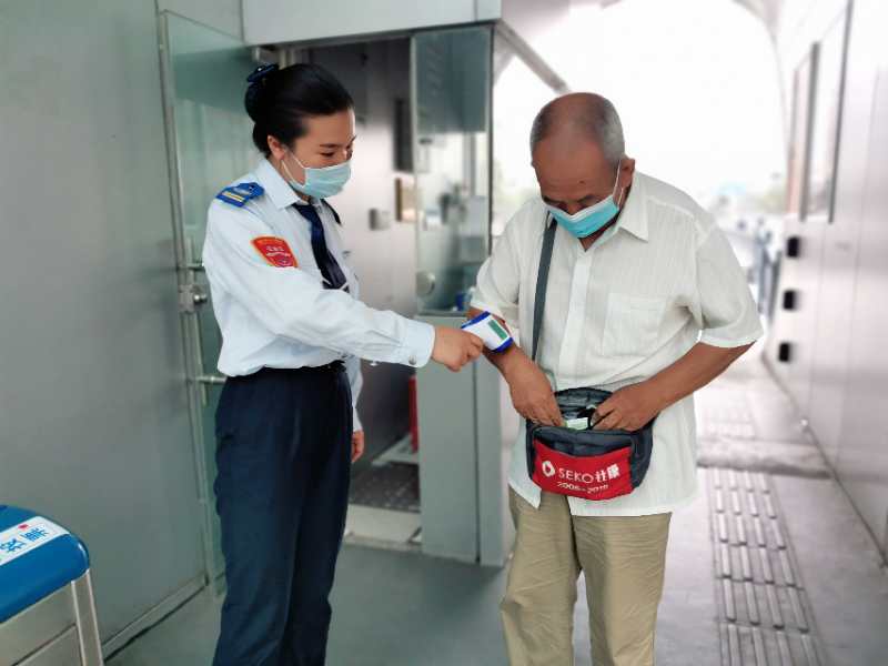 快速公交站務(wù)員幫助乘客找到手機