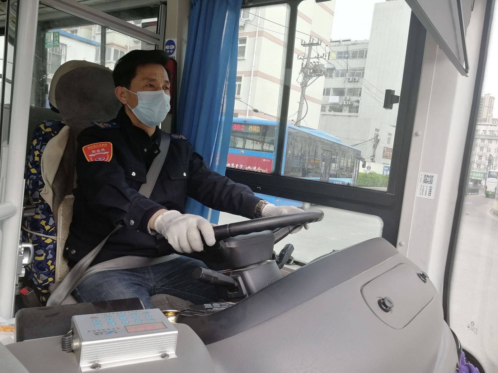 公交事業(yè)一部117路駕駛員方明輝 拾金不昧受表?yè)P