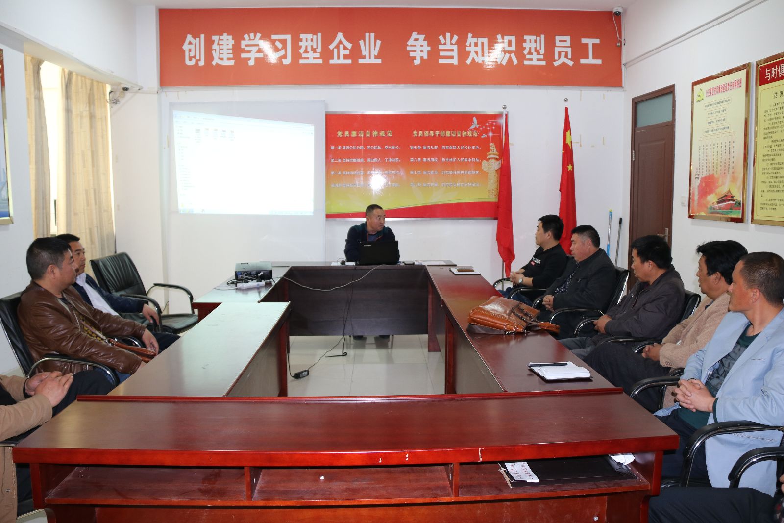 公交集團舉辦重點(diǎn)駕駛員及車(chē)隊長(cháng)培訓班