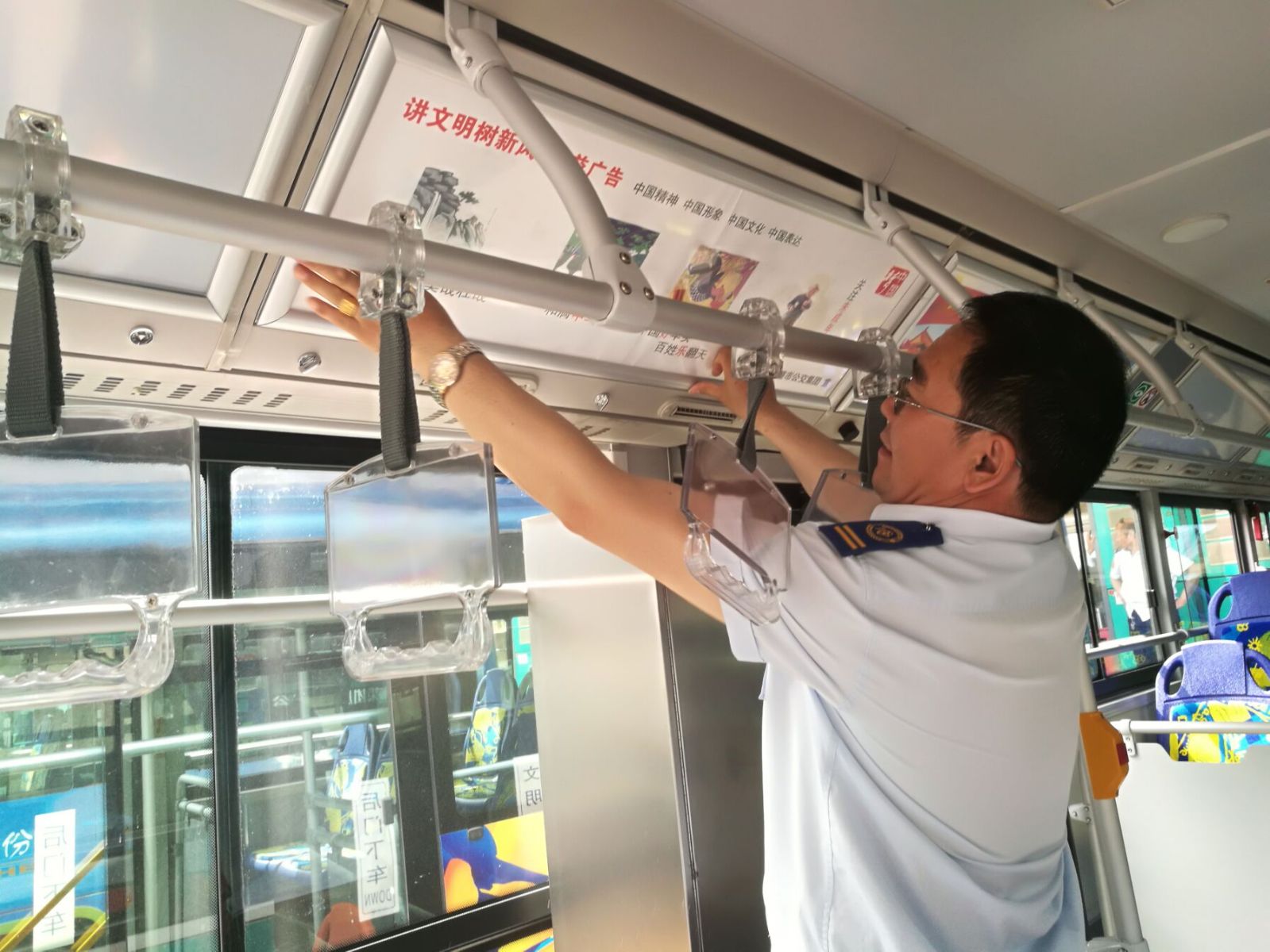 公交集團海通公交公司更換車(chē)廂宣傳標語(yǔ) 營(yíng)造創(chuàng  )文氛圍