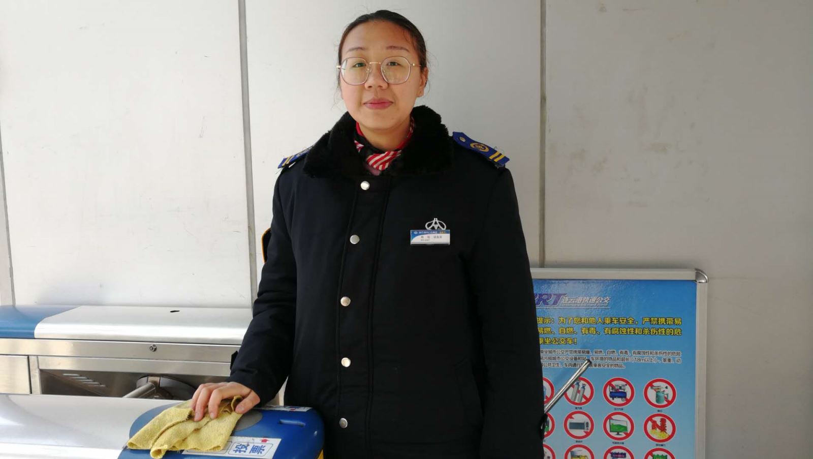 公交集團快速公交事業(yè)部站務(wù)員用真心服務(wù)贏(yíng)得乘客認可