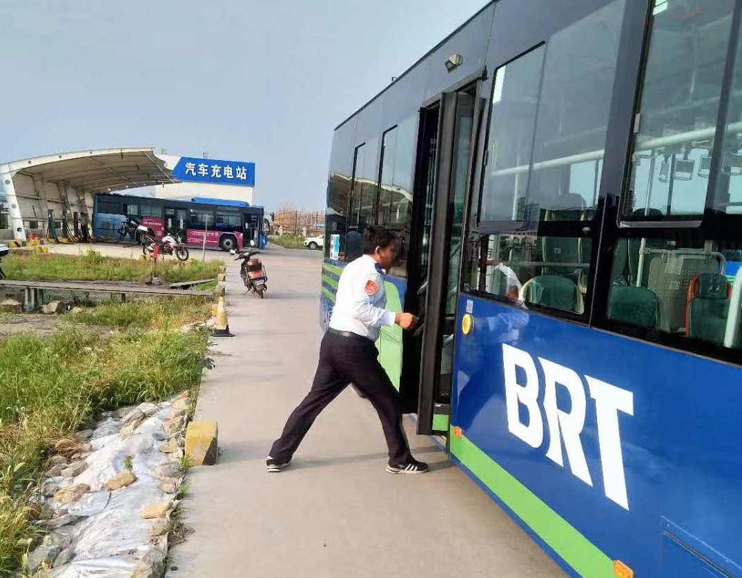 公交集團快速公交事業(yè)部開(kāi)展應急訓練