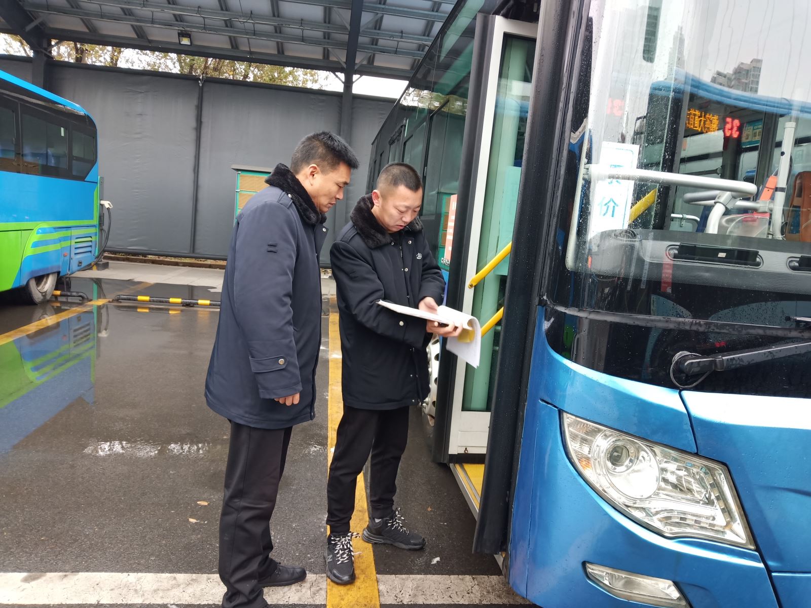 公交集團公交事業(yè)二部開(kāi)展“全國交通安全日”安全檢查活動(dòng)