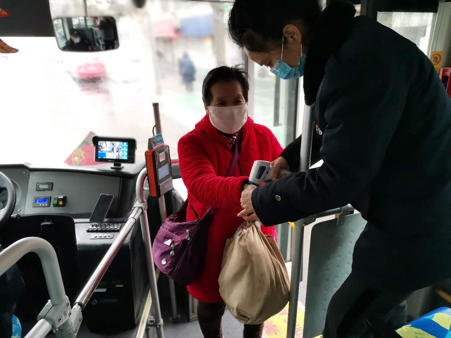 疫情防控期間   公交集團公交事業(yè)一部黨員同志在行動(dòng)