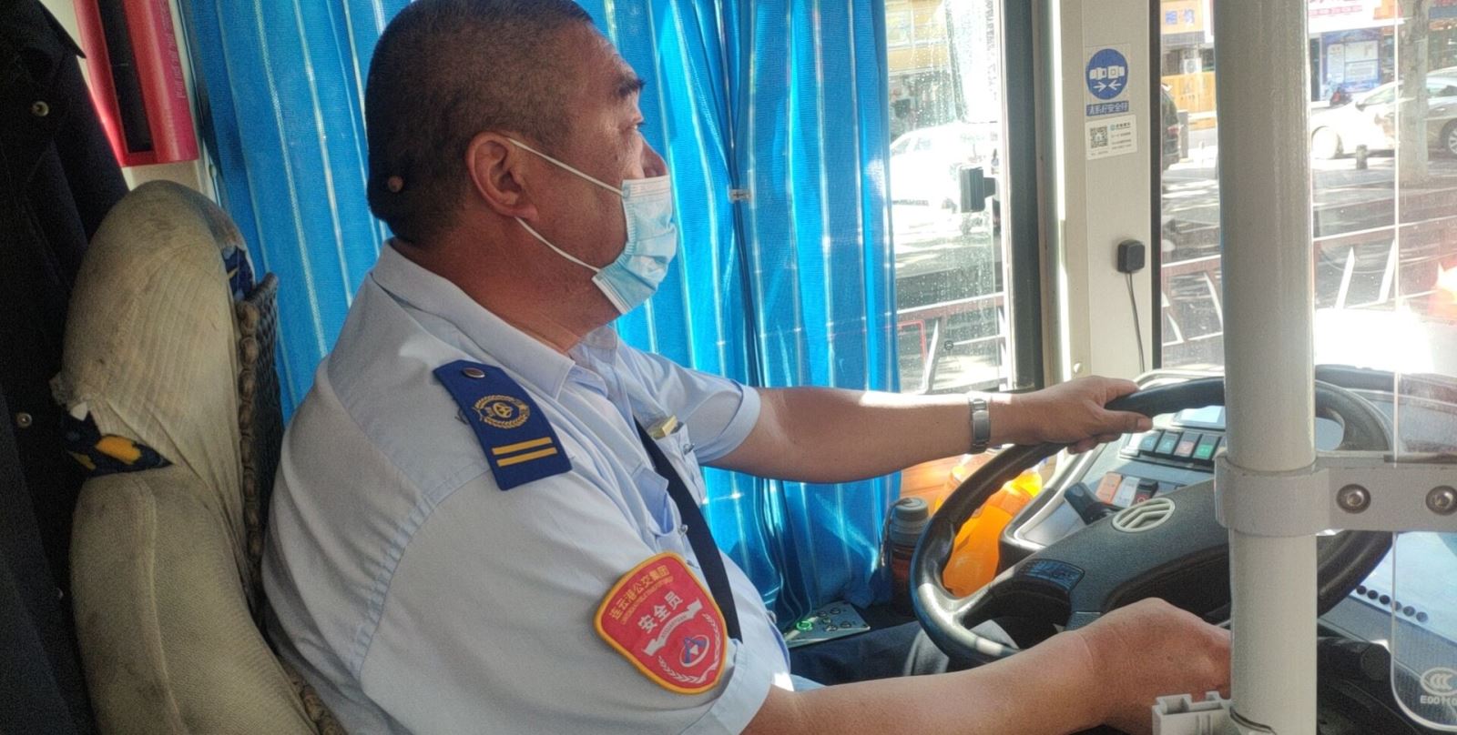 公交集團公交事業(yè)一部7路駕駛員李玉雙拾金不昧受表?yè)P