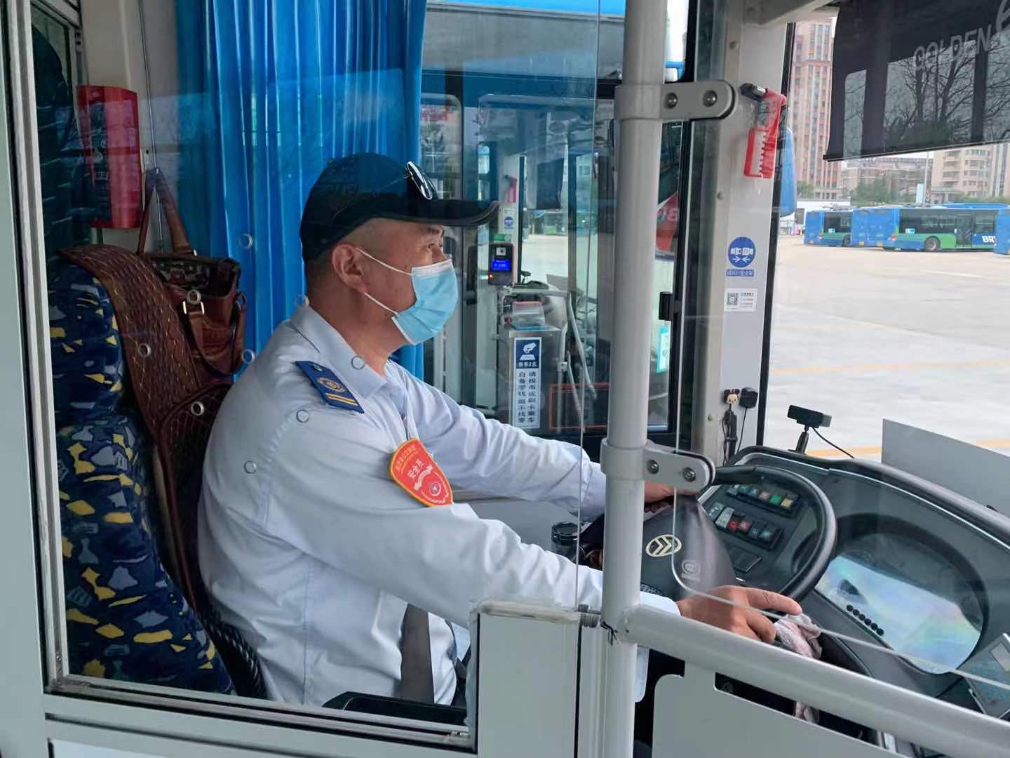 公交集團公交事業(yè)一部15路駕駛員周全西拾金不昧受表?yè)P