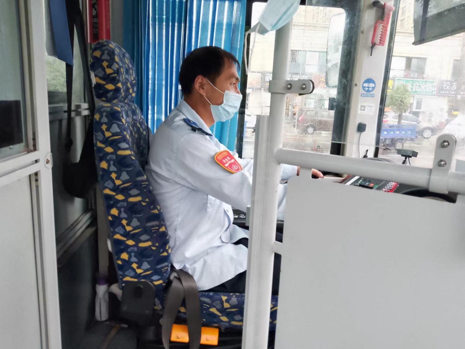 公交集團公交事業(yè)一部15路駕駛員劉海波拾金不昧受乘客表?yè)P