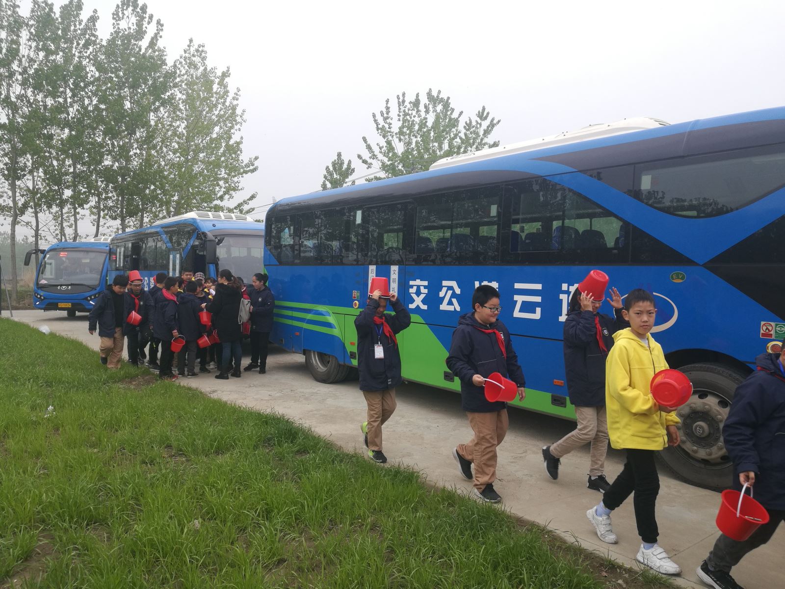 公交集團經(jīng)營(yíng)發(fā)展事業(yè)部圓滿(mǎn)完成市晚報小記者田園采摘活動(dòng)運輸工作