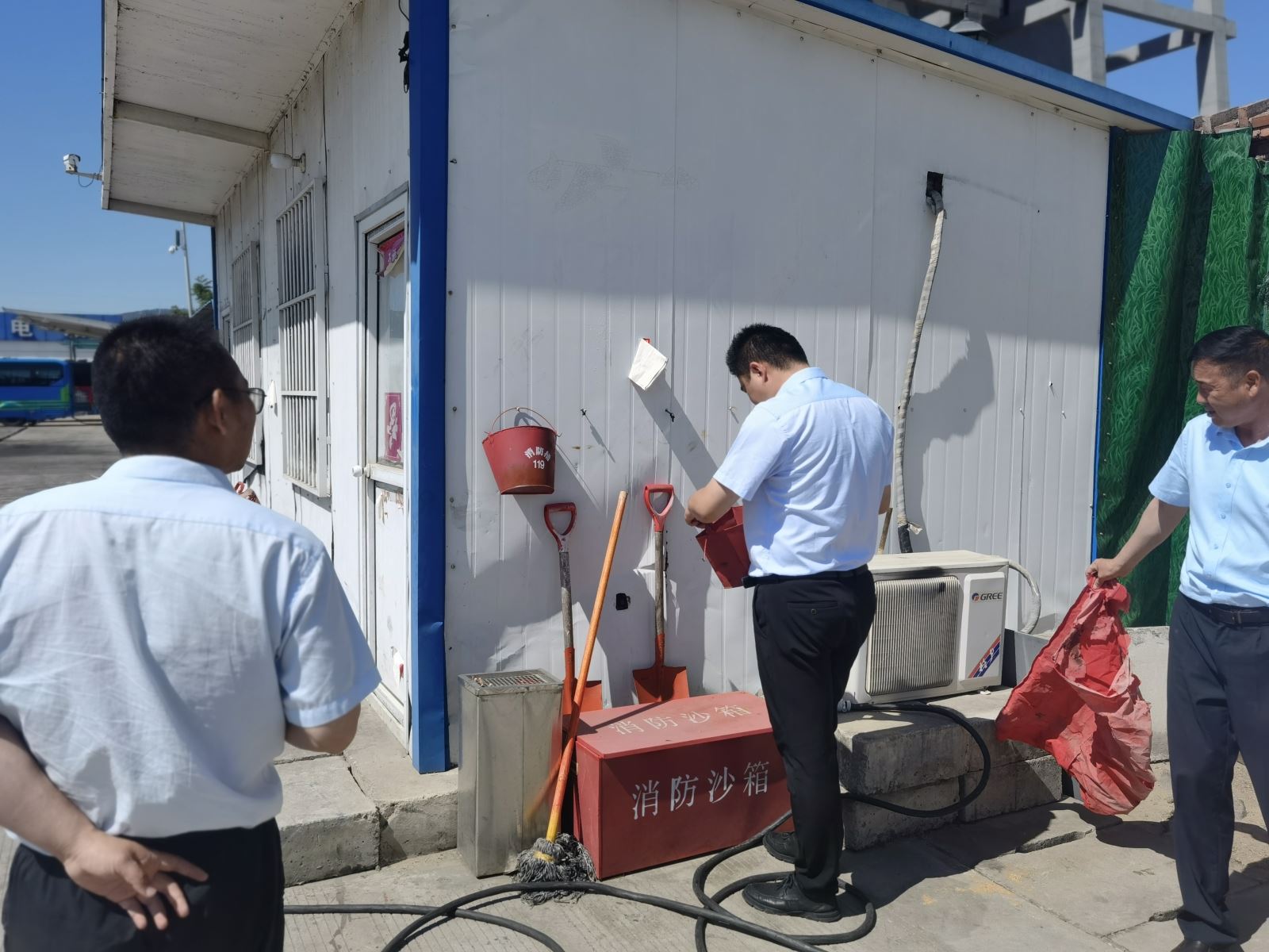 公交集團快速公交事業(yè)部開(kāi)展場(chǎng)站消防安全檢查