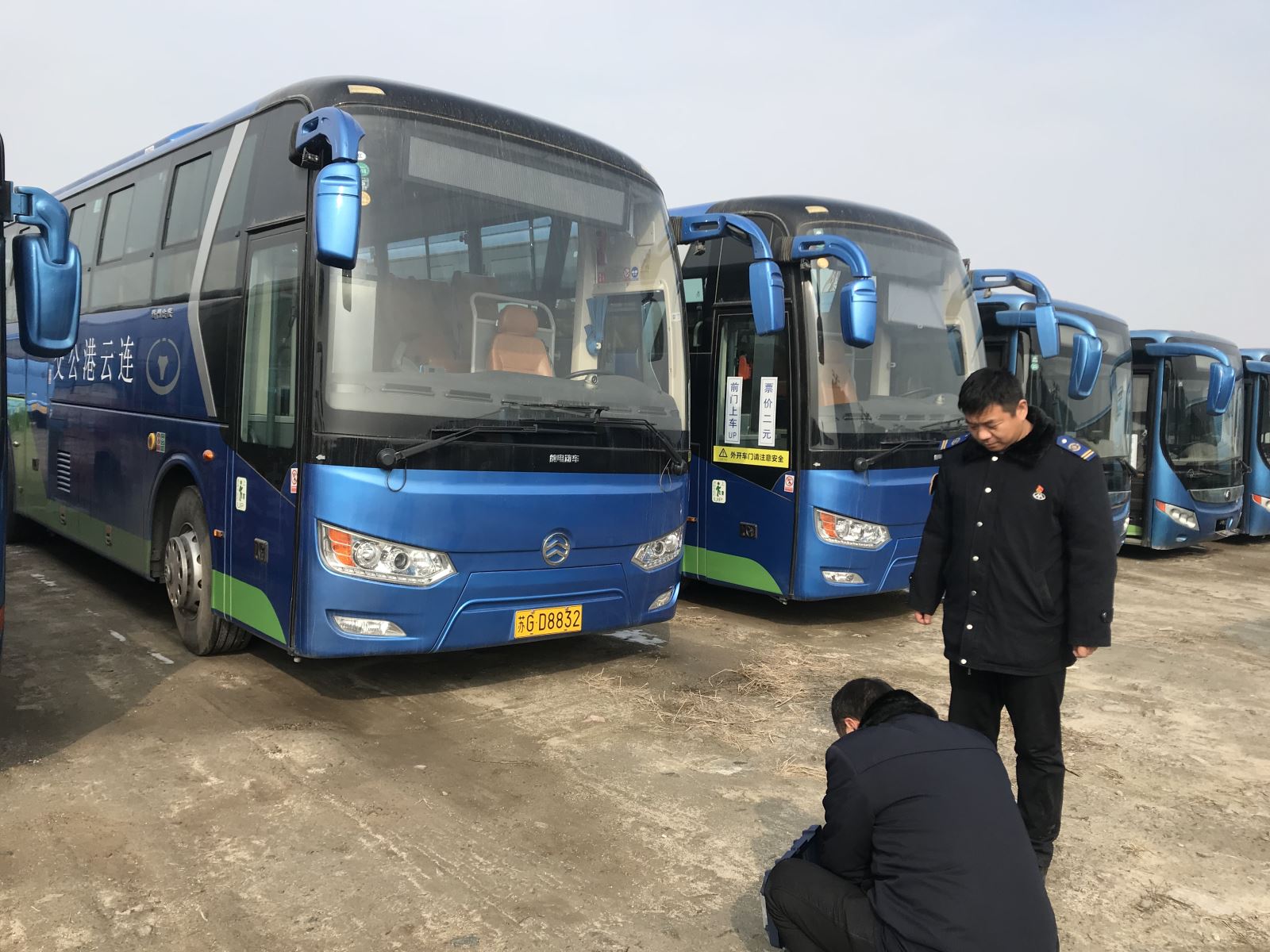 公交集團經(jīng)營(yíng)發(fā)展事業(yè)部開(kāi)展待運營(yíng)新能源車(chē)輛充電維護工作