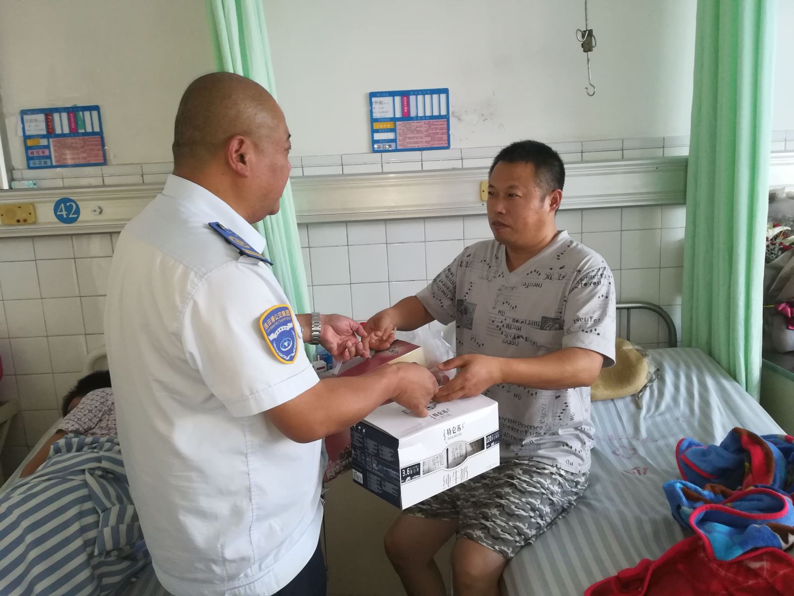 公交集團海通公交公司慰問(wèn)住院駕駛員暖人心