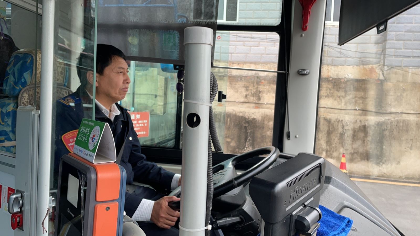 公交集團公交事業(yè)一部1路駕駛員武傳恒拾金不昧受表?yè)P