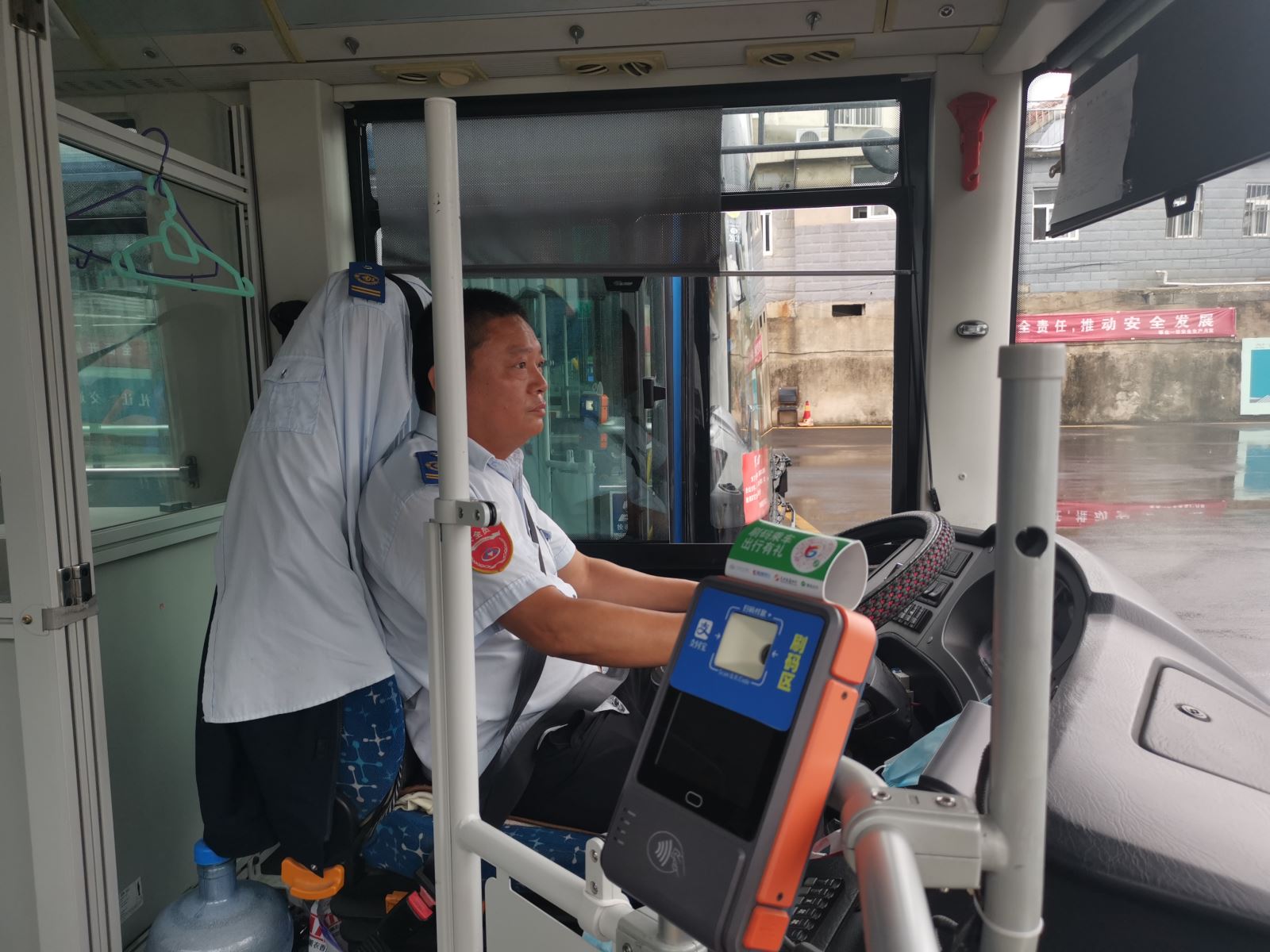 公交集團公交事業(yè)一部游1路駕駛員劉洪慶拾金不昧受表?yè)P