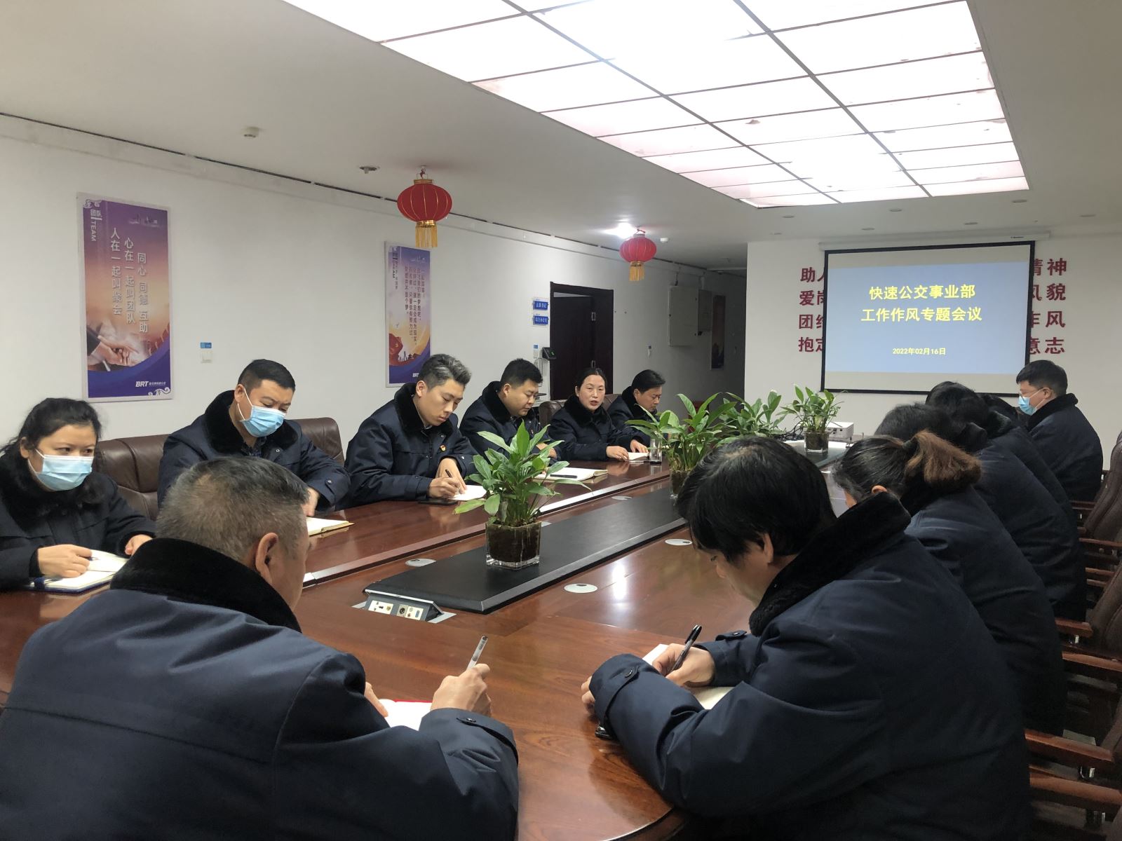 公交集團快速公交事業(yè)部召開(kāi)工作作風(fēng)專(zhuān)題會(huì )議