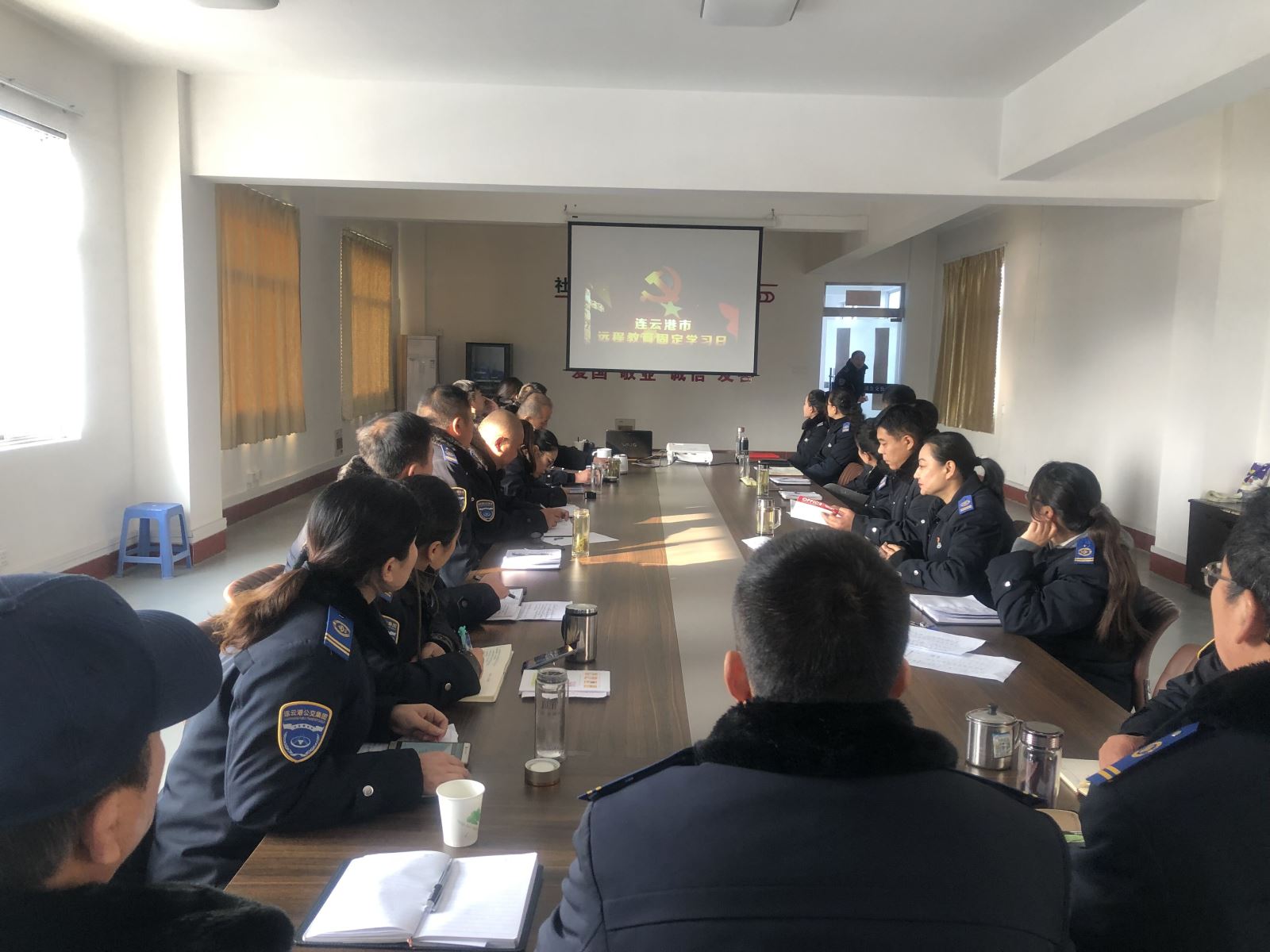 公交集團公交事業(yè)一部、公交事業(yè)二部組織觀(guān)看專(zhuān)題片《必由之路》