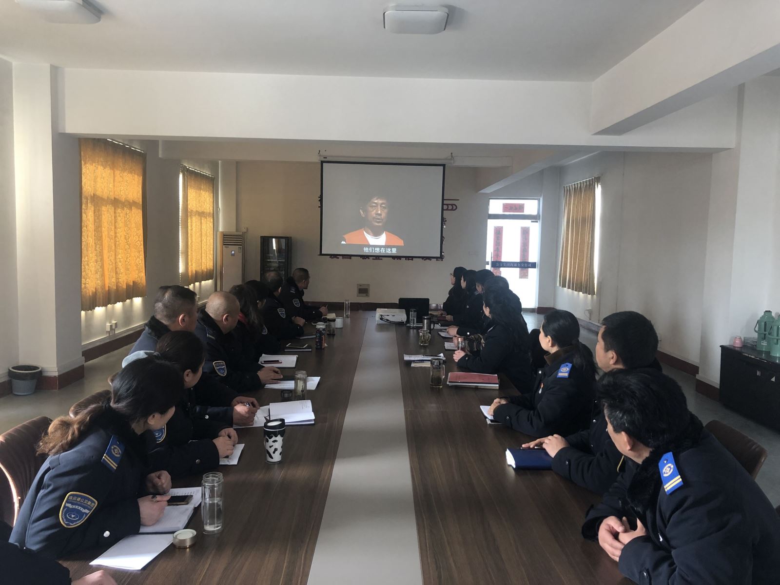 公交集團事業(yè)一部、經(jīng)營(yíng)發(fā)展事業(yè)部組織觀(guān)看廉政教育片《遼寧人大原副主任宋勇案例》