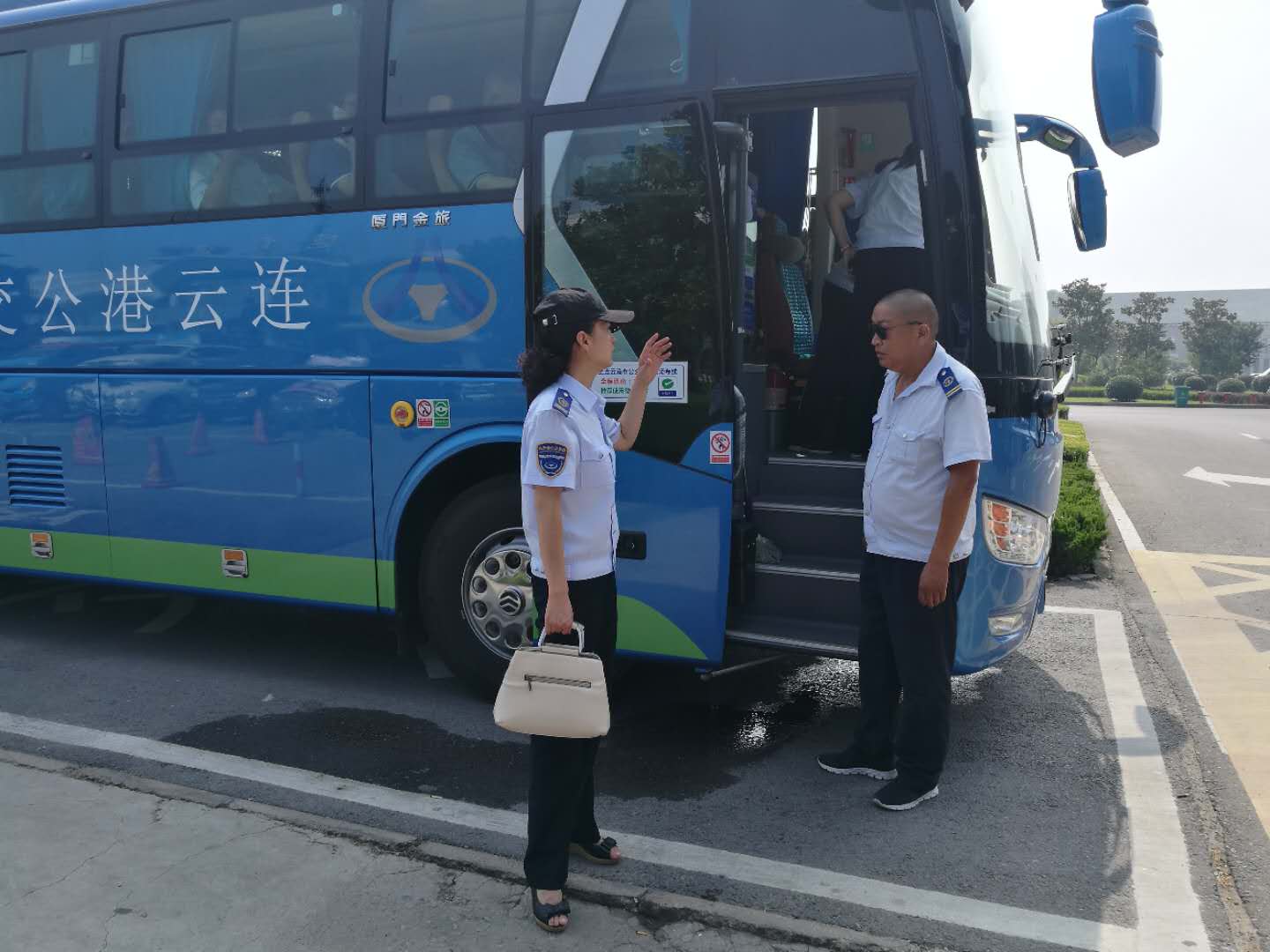 公交集團佳連公司開(kāi)展機場(chǎng)專(zhuān)線(xiàn)上路上線(xiàn)暗查工作