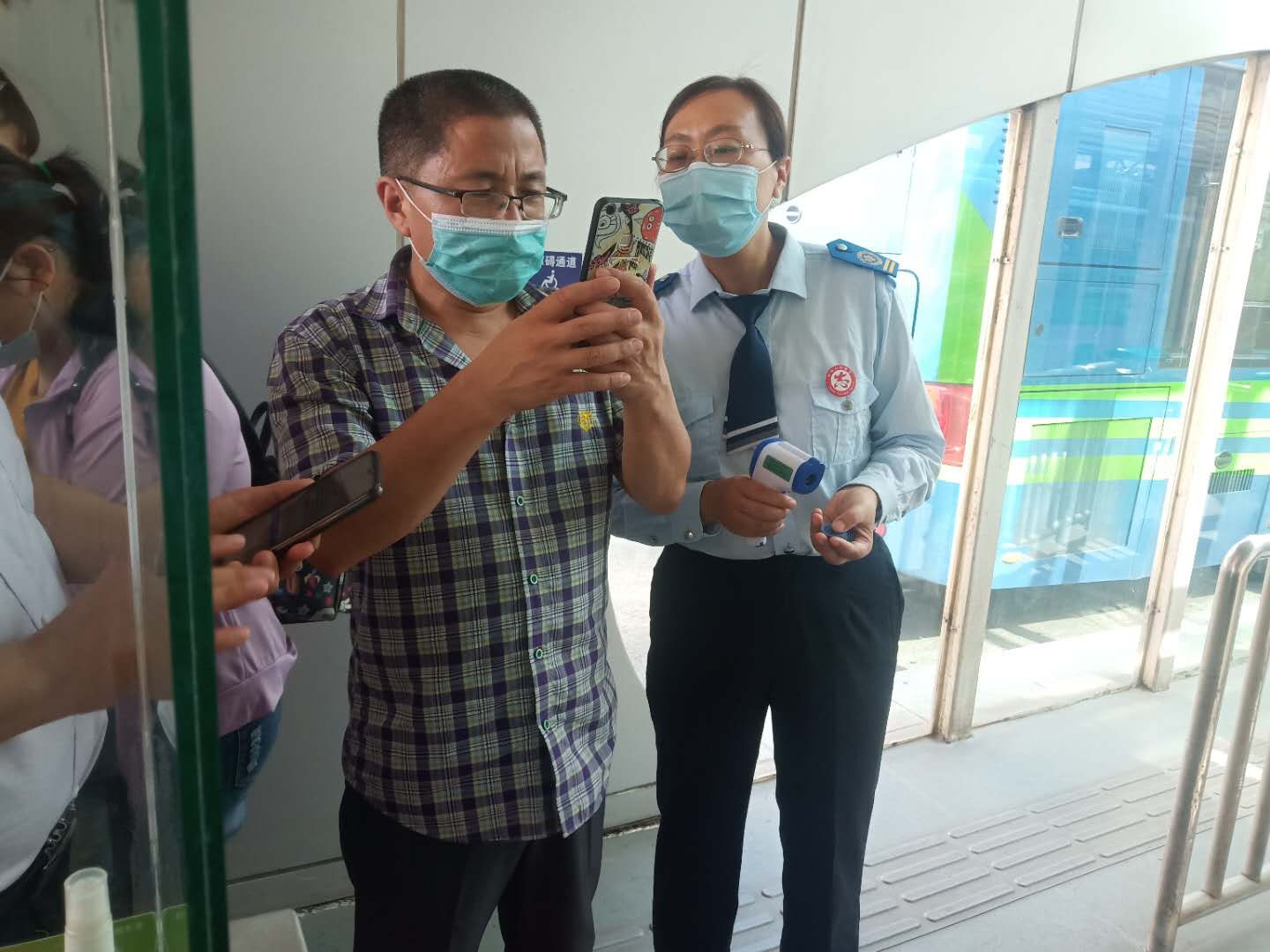 快速公交事業(yè)部站務(wù)員助人為樂(lè )