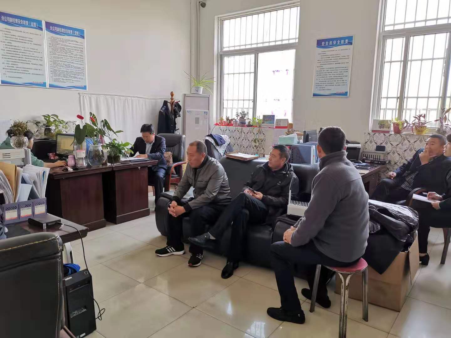 公交集團快速公交事業(yè)部召開(kāi)機務(wù)場(chǎng)站工作專(zhuān)題會(huì )議