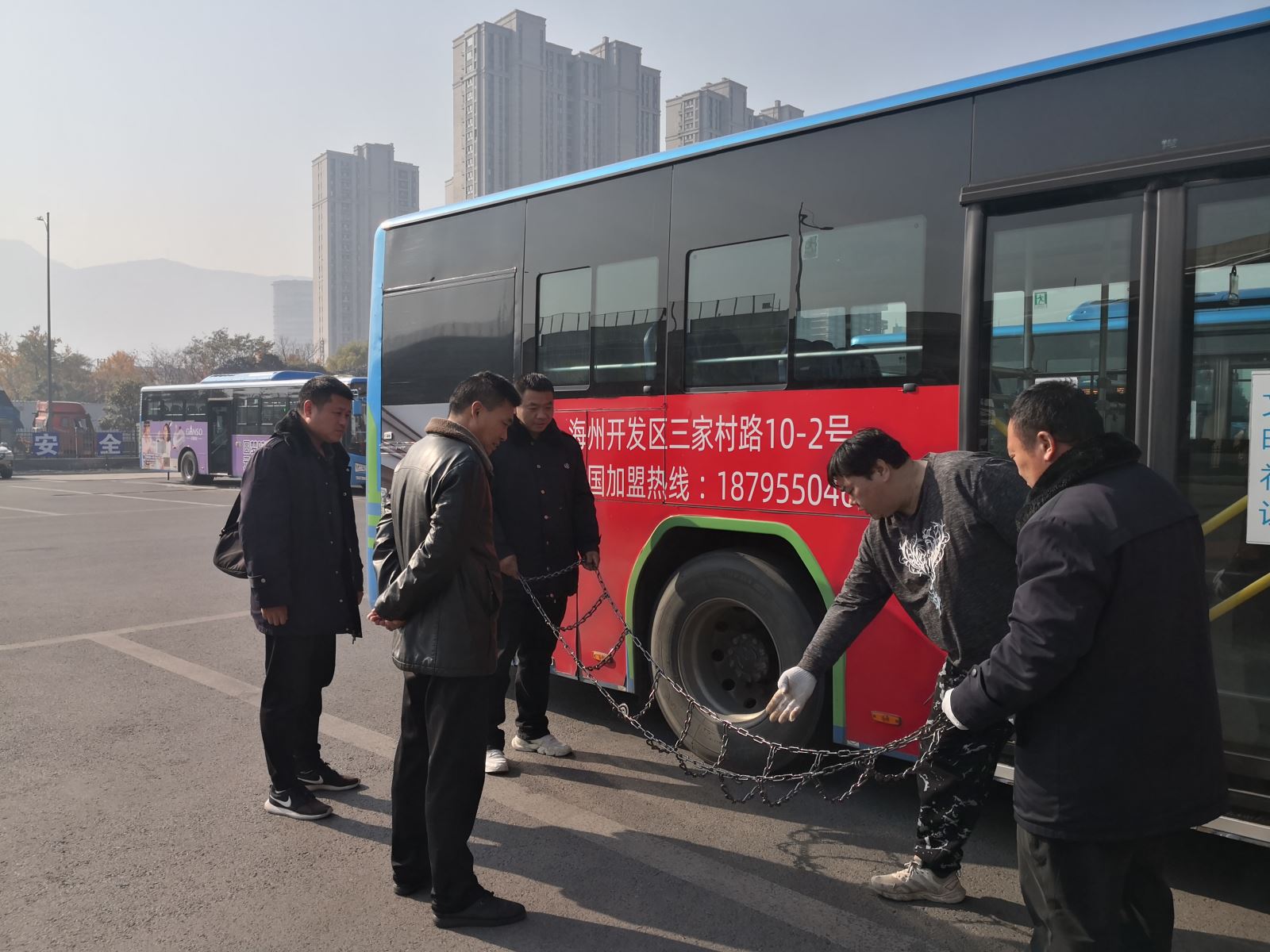 戰冰雪、保暢通，公交集團公交事業(yè)二部開(kāi)展防滑鏈培訓
