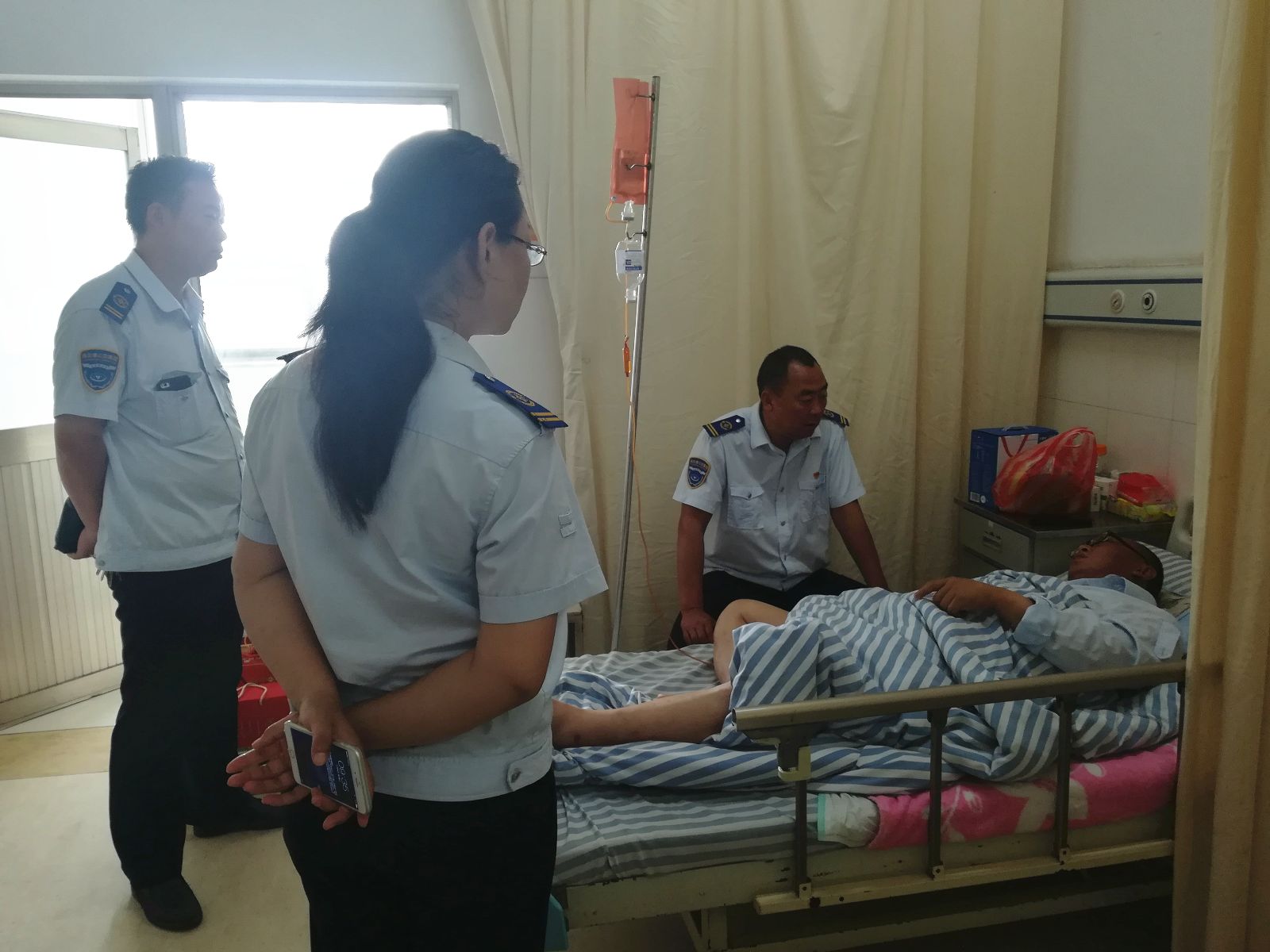 點(diǎn)滴關(guān)愛(ài)暖人心 公交集團海通公交公司慰問(wèn)生病職工