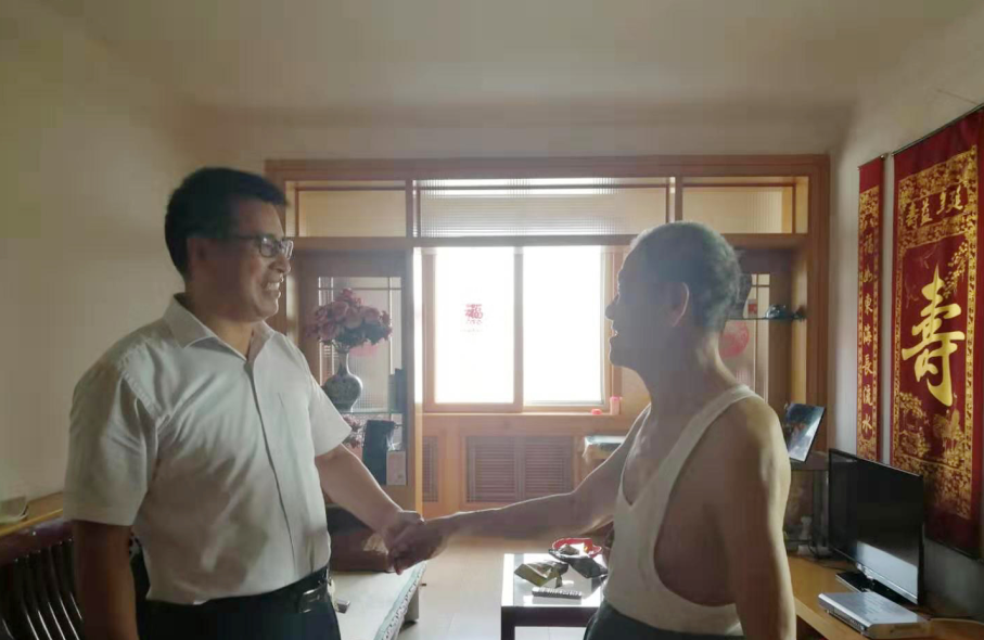 公交集團“八一”前夕走訪(fǎng)慰問(wèn)企業(yè)軍轉干部