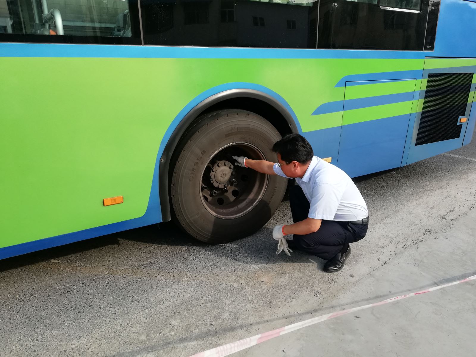快速公交事業(yè)部開(kāi)展輪胎專(zhuān)項檢查