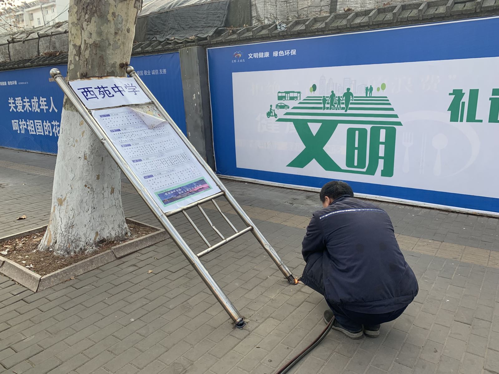 公交集團公交事業(yè)二部持續開(kāi)展站牌維護工作