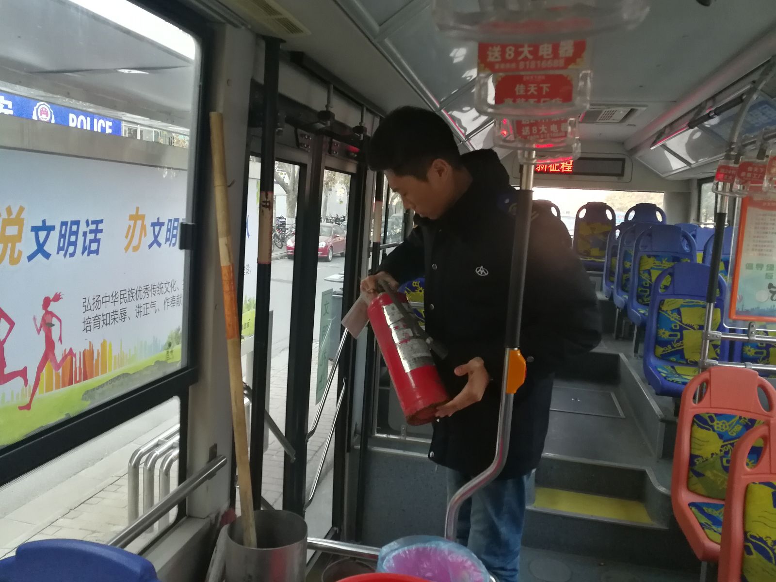 公交集團新浦公司開(kāi)展安全上路上線(xiàn)綜合大檢查