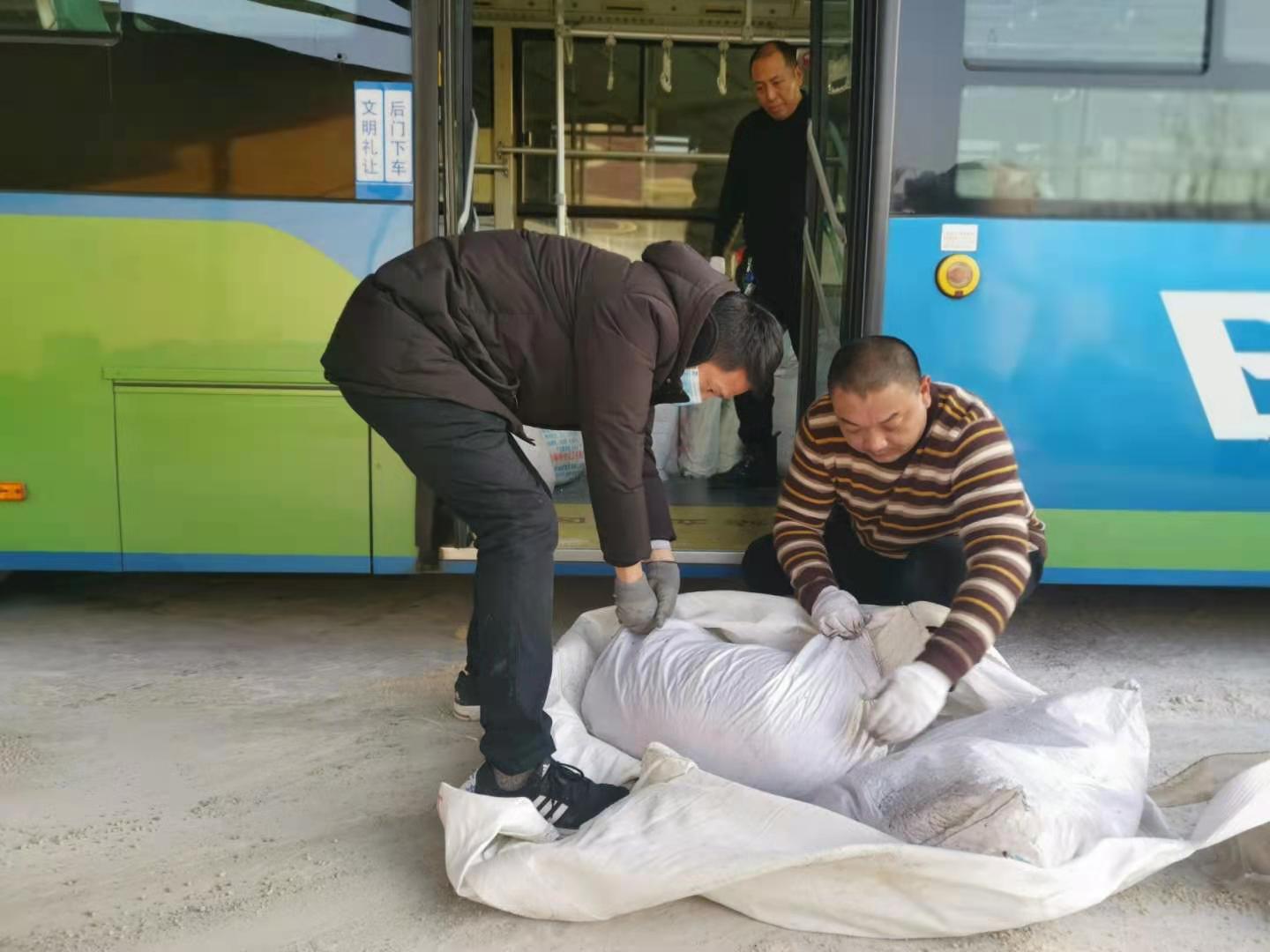 快速公交事業(yè)部做好防凍工作奮戰冰雪寒潮天氣