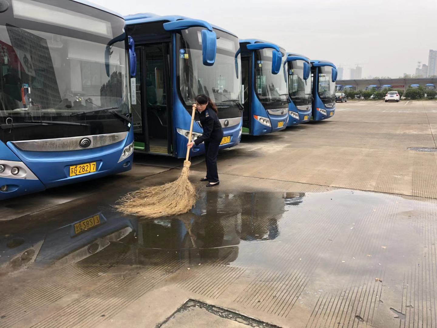 公交集團快速公交事業(yè)部開(kāi)展場(chǎng)站大掃除助力創(chuàng  )文工作