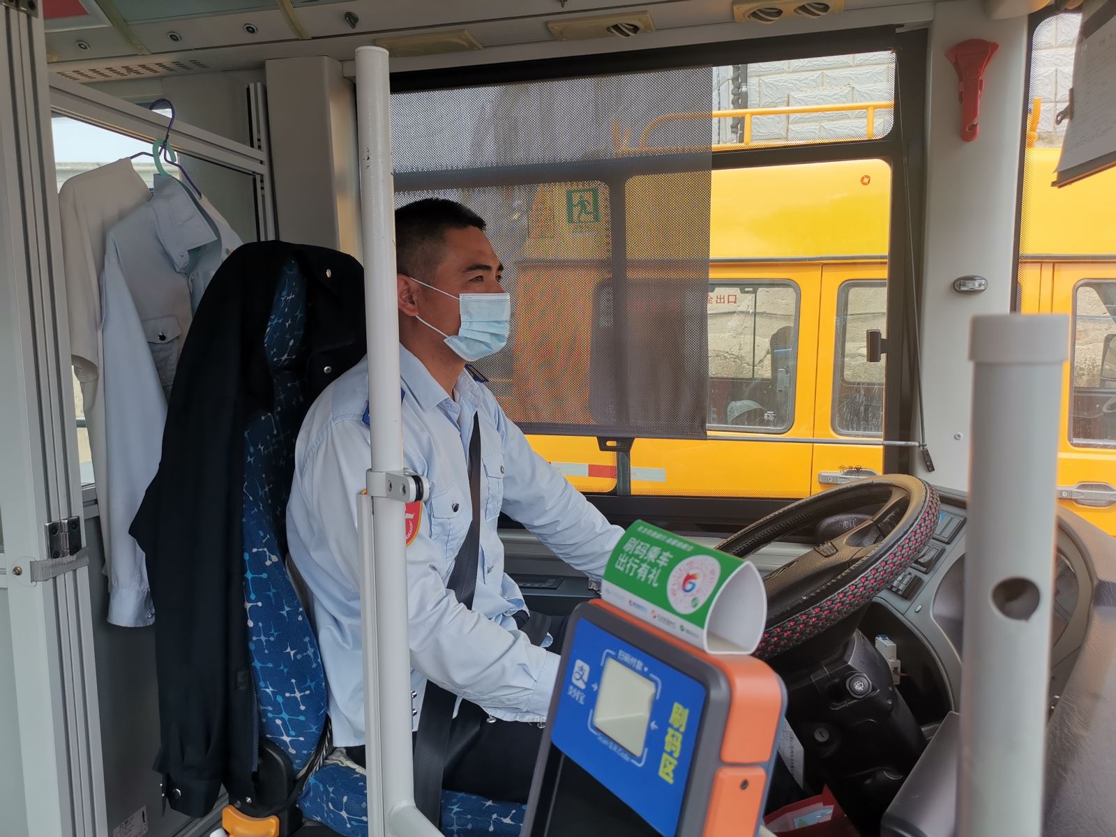 公交集團公交事業(yè)一部游1路駕駛員李波拾金不昧受表?yè)P