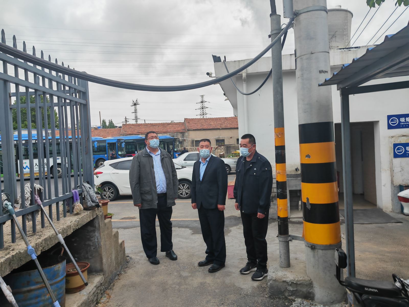 公交集團公交事業(yè)一部拉緊安全紅繩 提前部署西門(mén)場(chǎng)站汛期安全防范措施