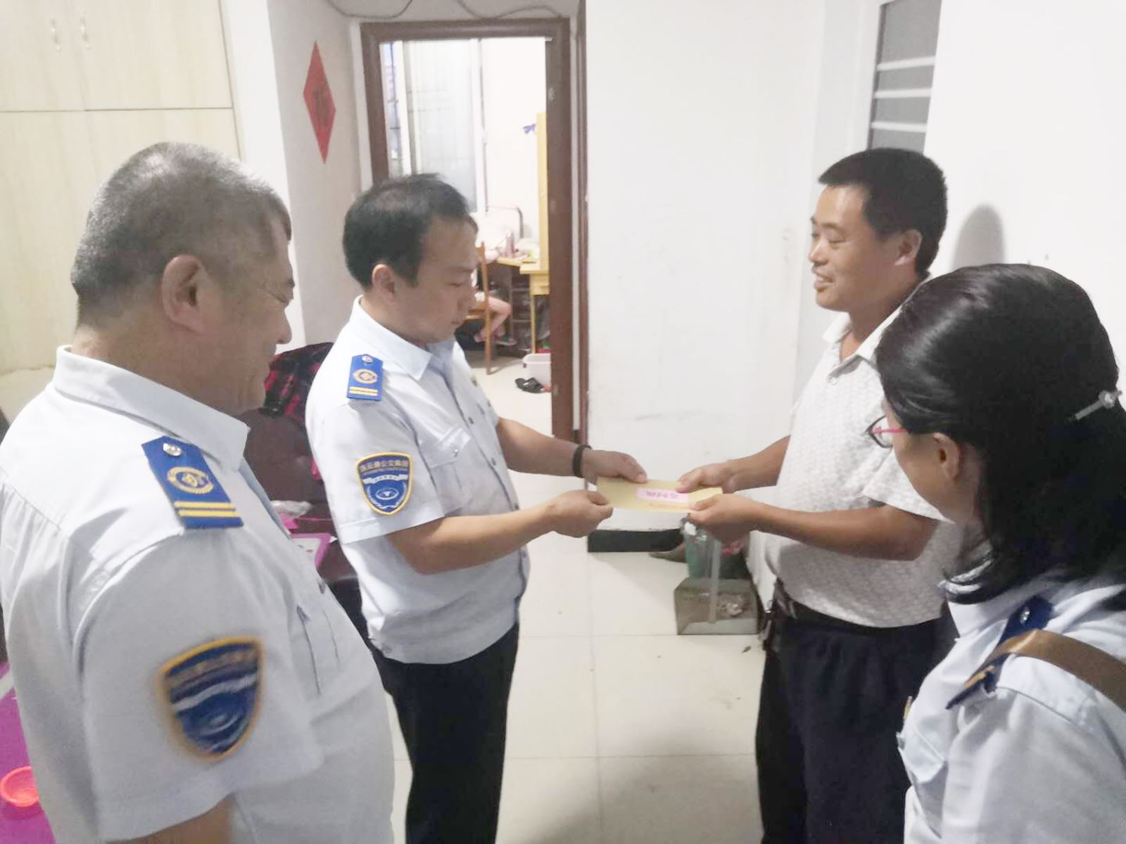 公交集團快速公交公司領(lǐng)導慰問(wèn)探望生病職工