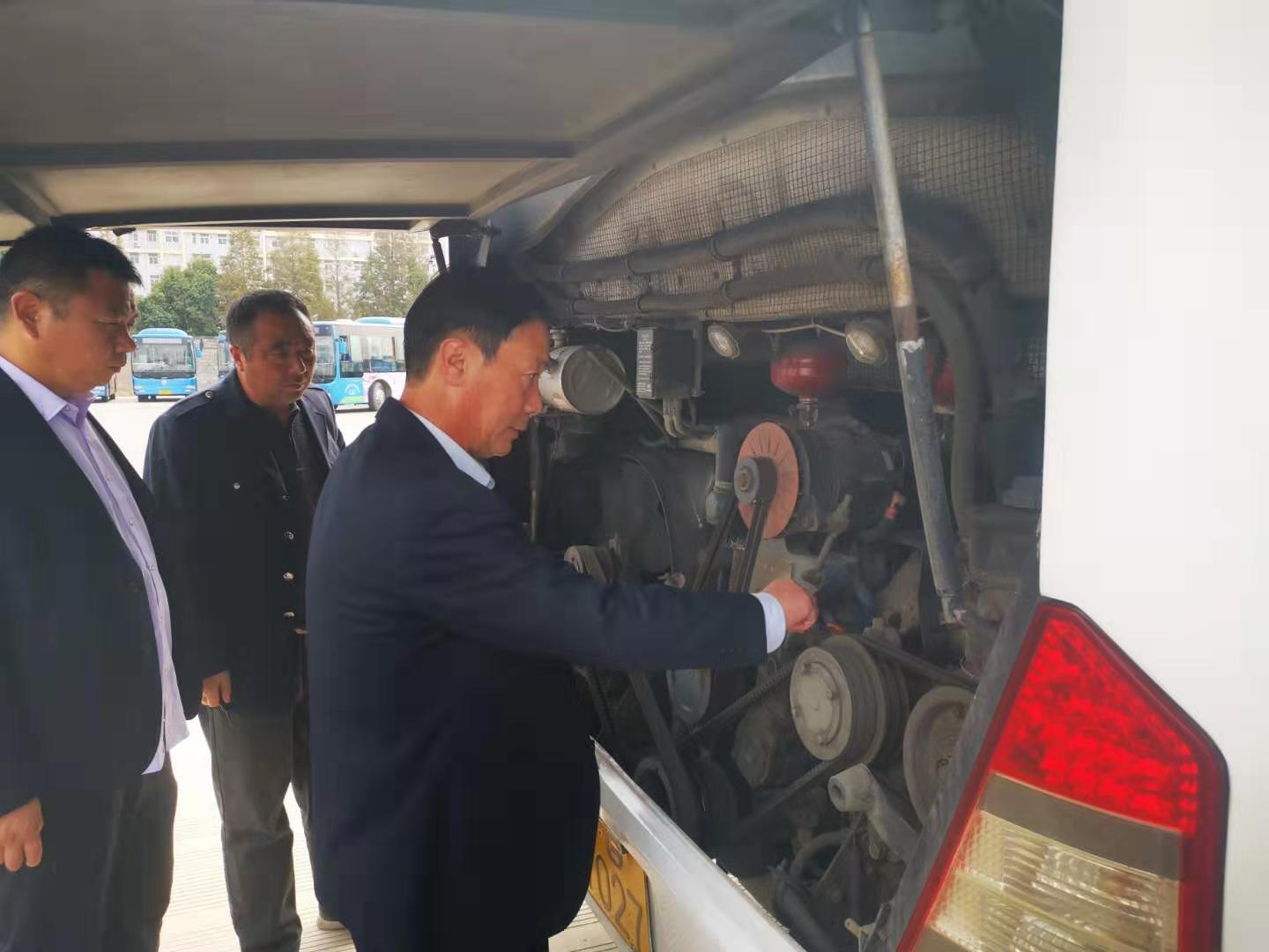 公交集團公交事業(yè)二部、經(jīng)營(yíng)發(fā)展事業(yè)部全力做好 “徐圩馬拉松”參運車(chē)輛專(zhuān)項檢查