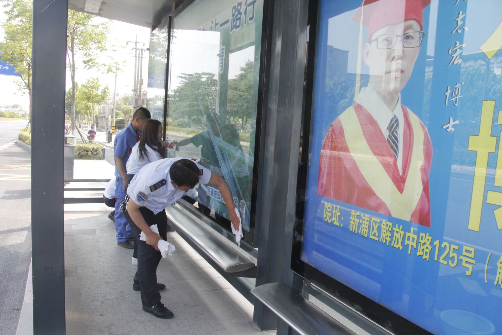 公交維修公司組織擦洗公交站臺為“創(chuàng  )文”出一份力