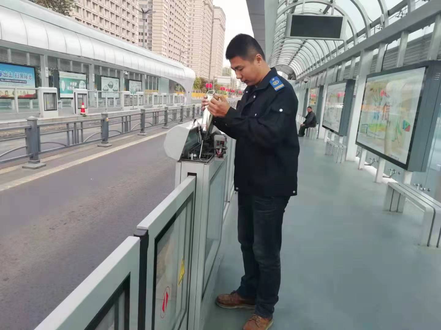 公交集團快速公交事業(yè)部開(kāi)展站臺安全門(mén)保養工作