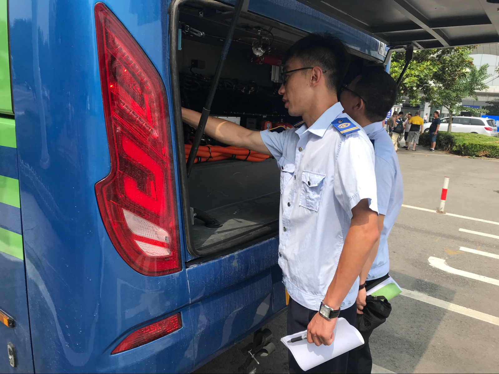 公交集團佳連公司開(kāi)展待運營(yíng)新能源車(chē)輛充電維護工作