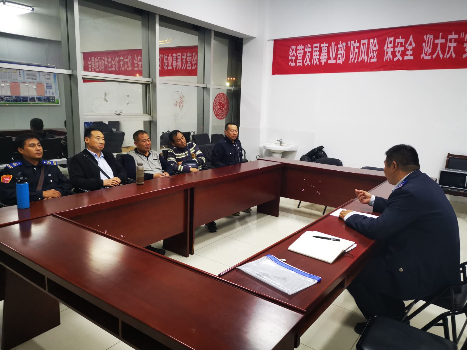 公交集團經(jīng)營(yíng)發(fā)展事業(yè)部召開(kāi)游7路運營(yíng)服務(wù)專(zhuān)題會(huì )議