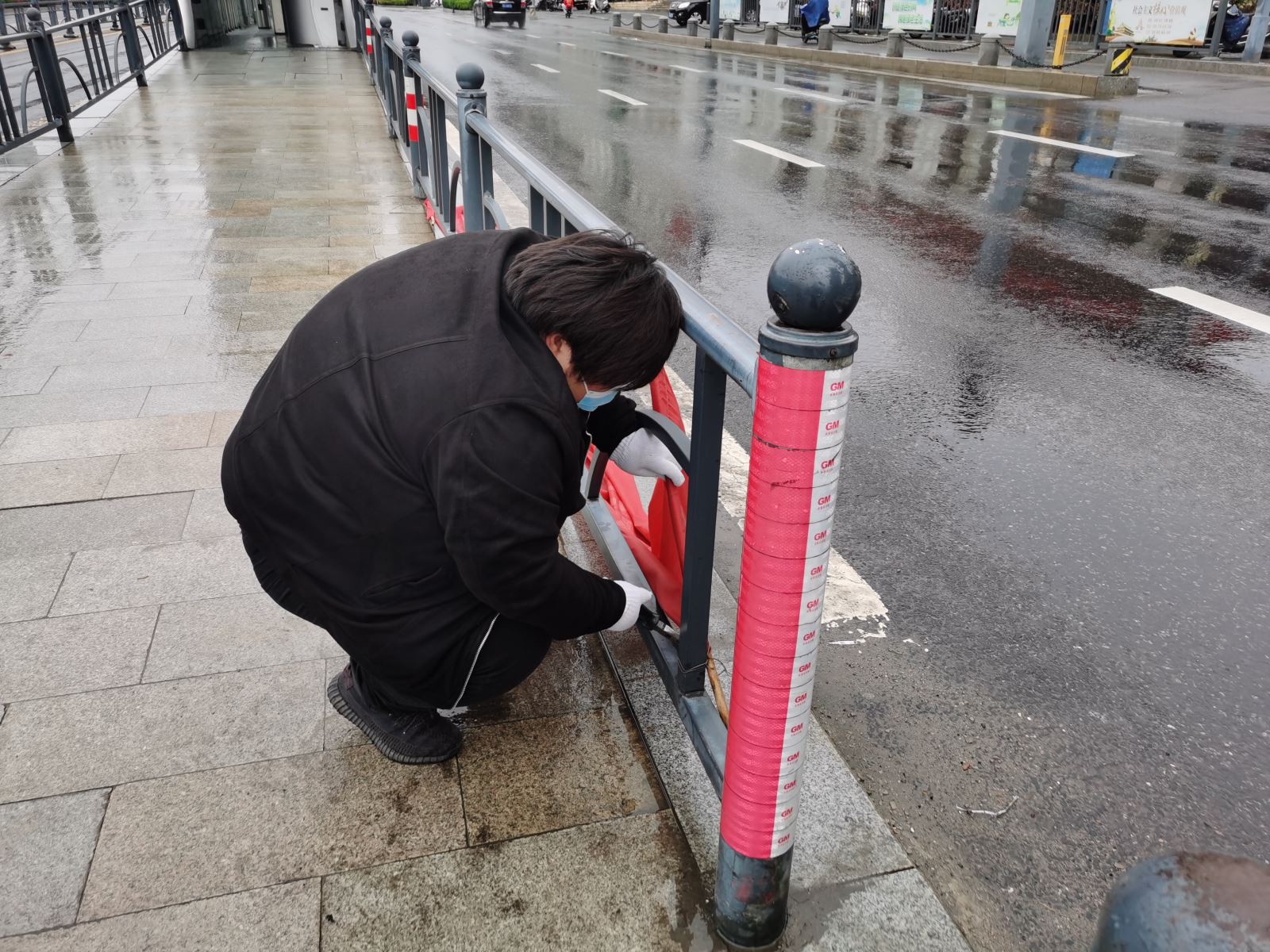 快速公交事業(yè)部開(kāi)展站臺設施設備維護保養工作