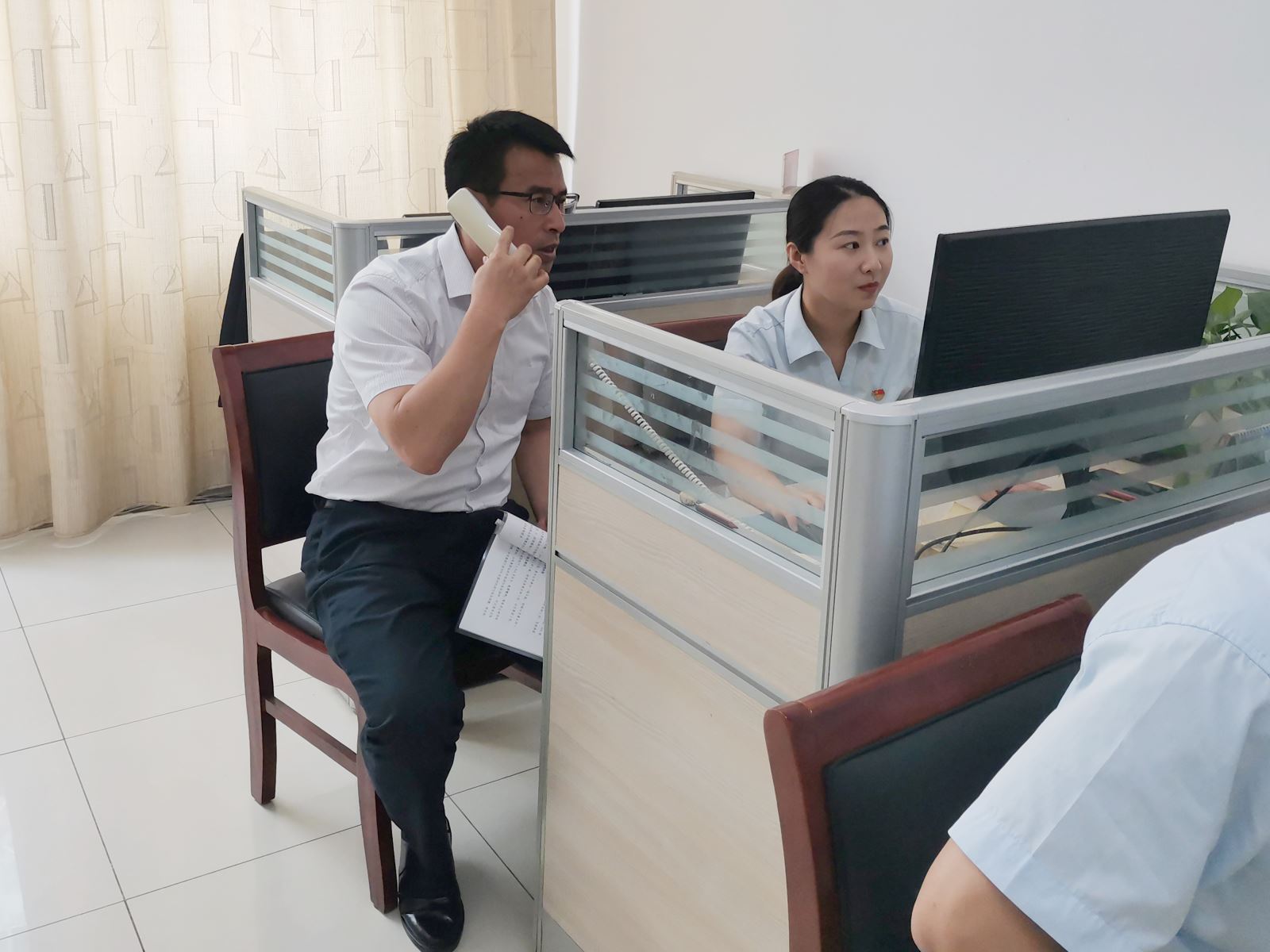 公交集團開(kāi)展“傾聽(tīng)民意、為民解難”暨“我當一天話(huà)務(wù)員”活動(dòng)