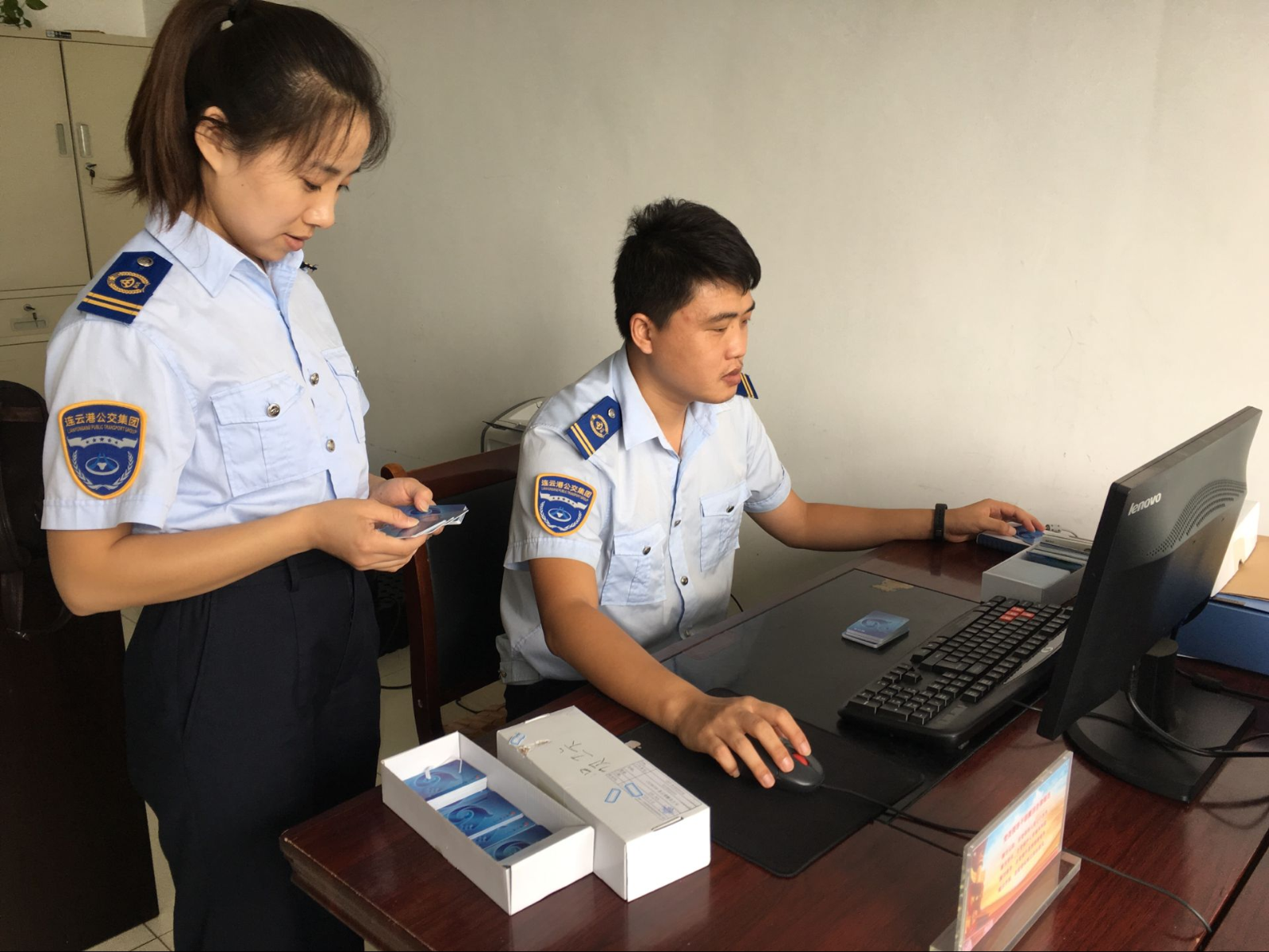 公交集團順利完成港口集團二季度通勤乘車(chē)卡辦理工作