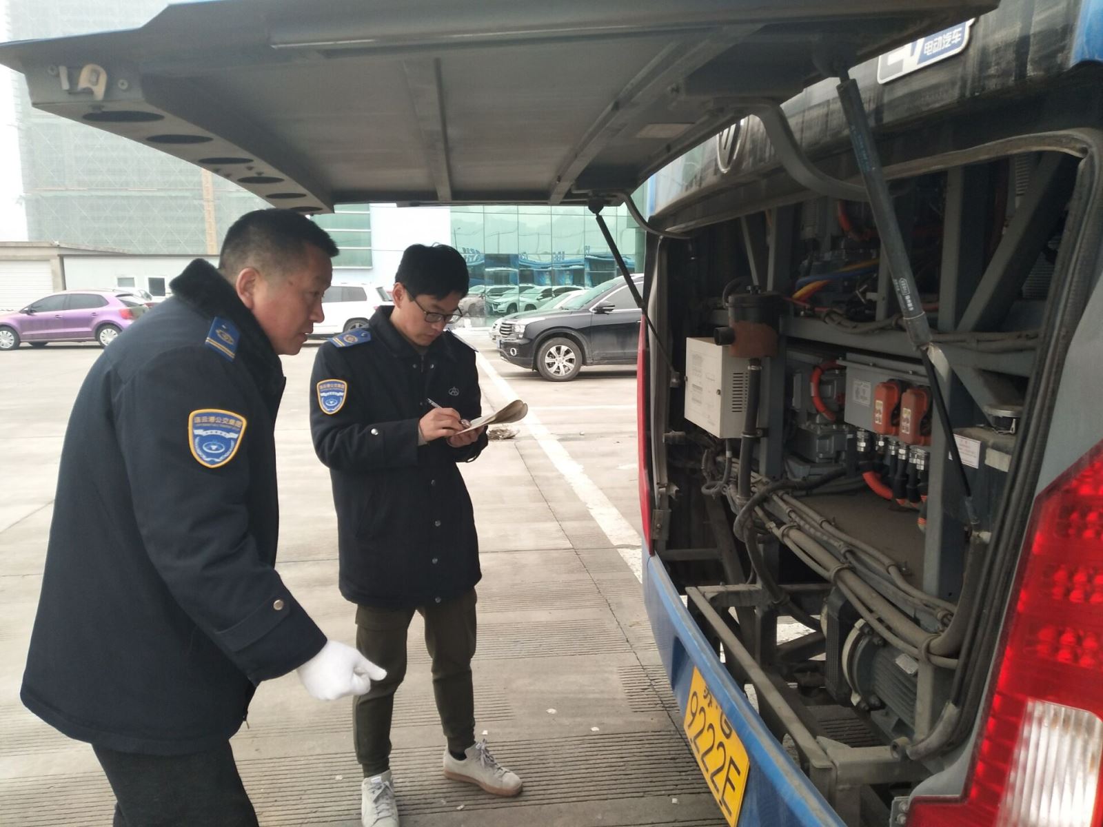 公交集團開(kāi)展所屬運營(yíng)車(chē)輛機務(wù)檢查
