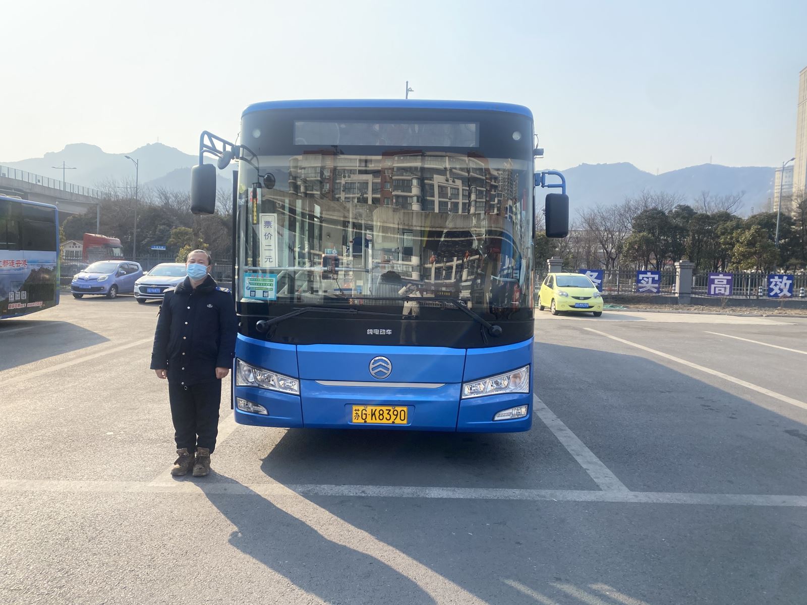 公交游5路駕駛員樊繼連拾金不昧受表?yè)P