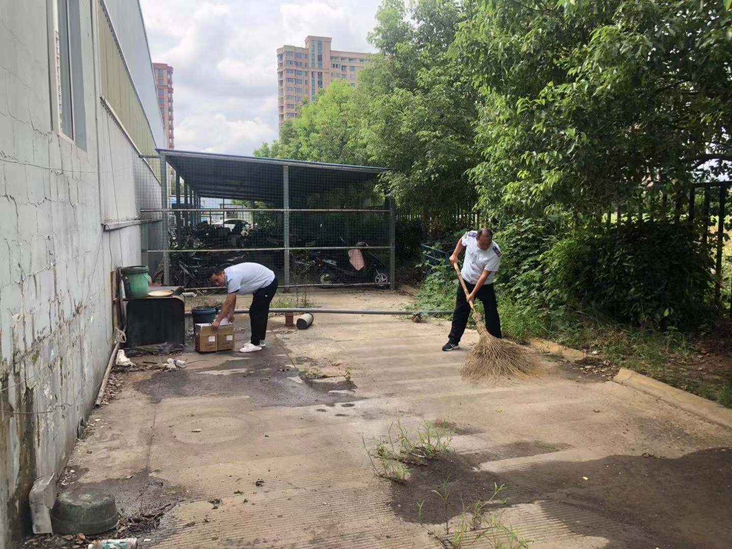 公交集團快速公交事業(yè)部西城分公司清掃場(chǎng)站助力創(chuàng  )文工作開(kāi)展