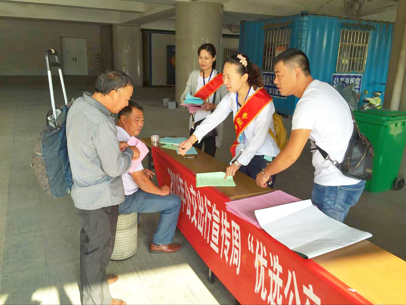 連云港公交集團開(kāi)展2016年“公交出行宣傳周”集中宣傳活動(dòng)