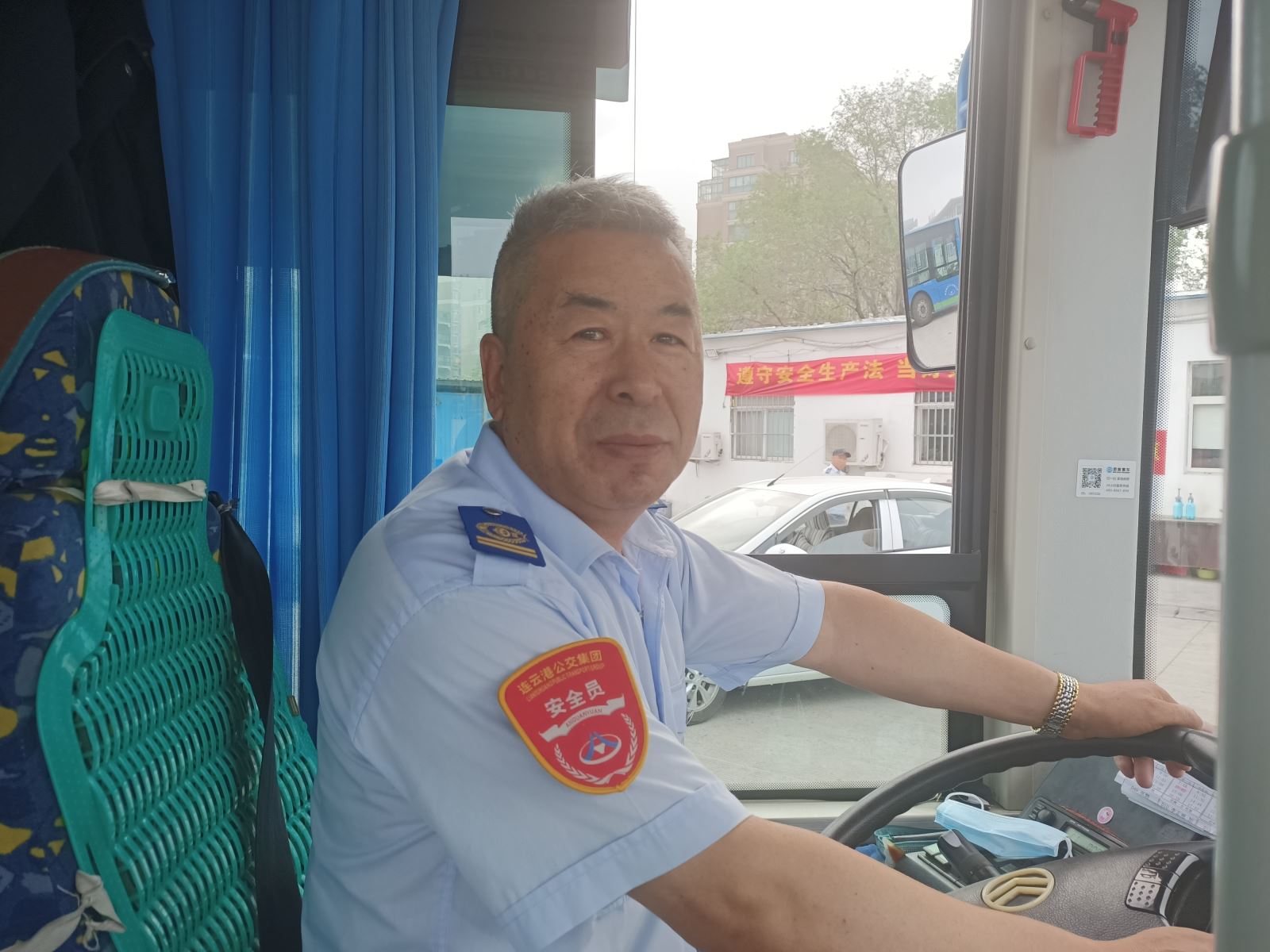 駕駛員路邊撿手機歸還環(huán)衛老人獲感謝